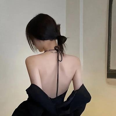 深深腥红